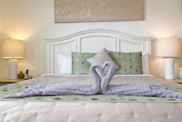 King Bed with towel swans - 2nd master suite