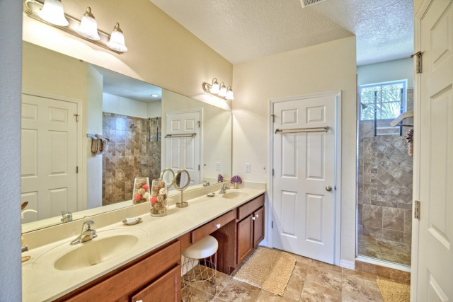 Master 2 Ensuite bathroom