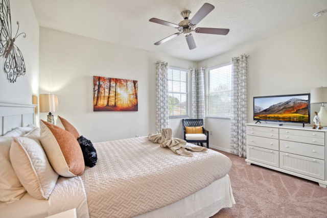 Dual-aspect bedroom with Queen bed