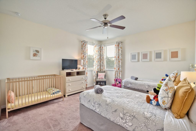 Dual Aspect Twin Bedroom with Baby Cot